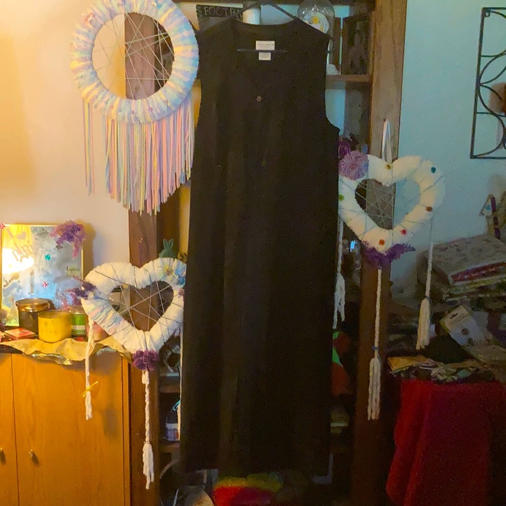 Black long sleeveless dress.